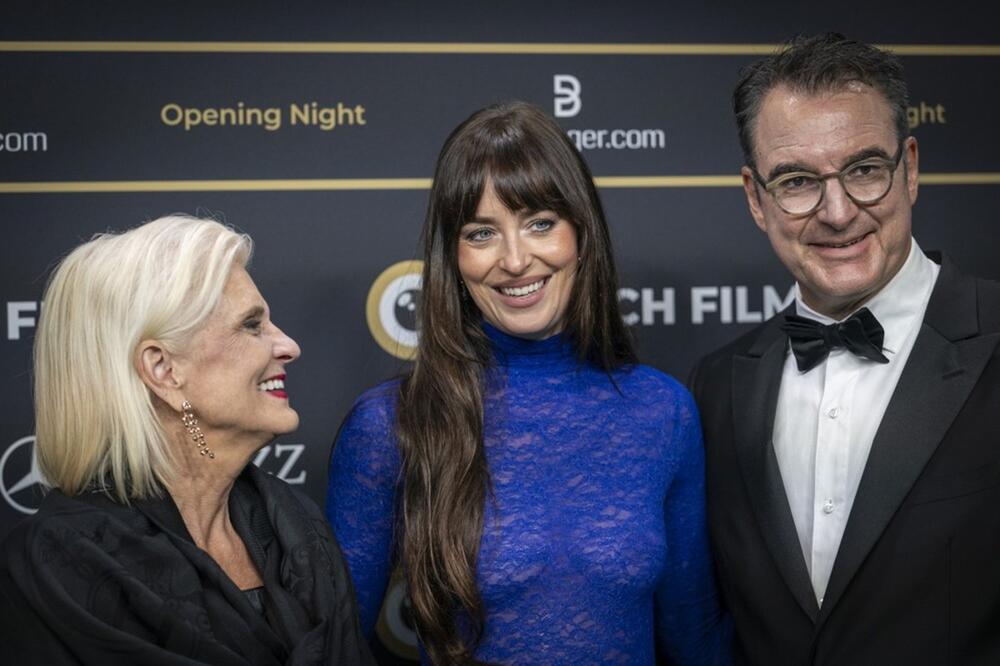 <p>Glumica Dakota Džonson postaje kraljica "golih" haljina. Da li je ova nadmašila sve prethodne?</p>