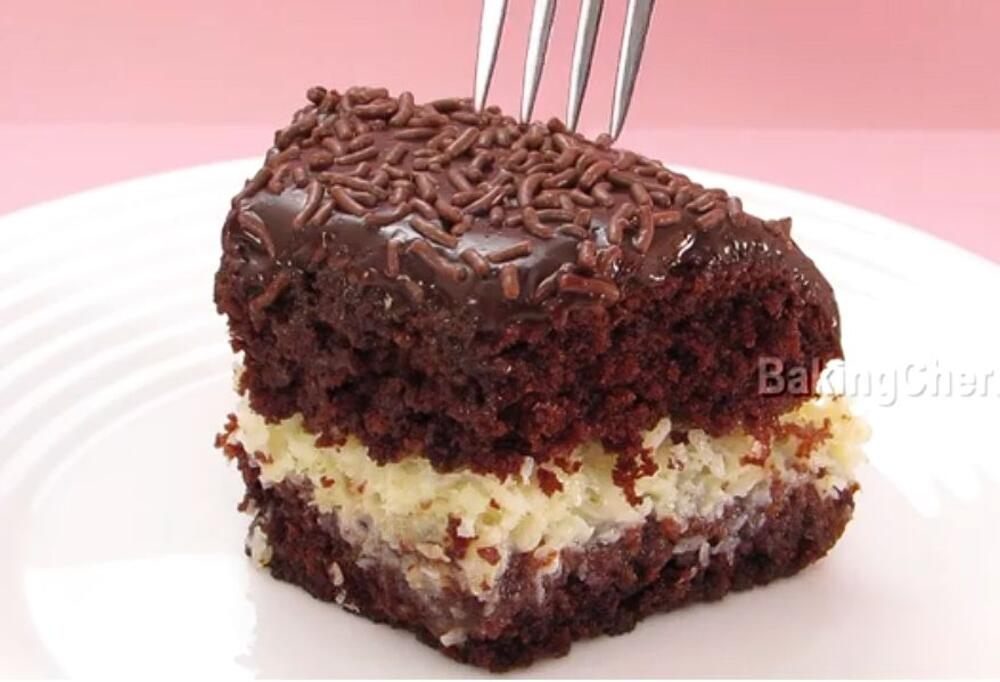 Čokoladni kolač s kremom od kokosa