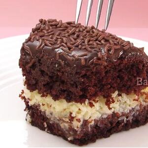 Kora meka poput oblaka, a fil kao iz raja: Najlepši čokoladni kolač sa kokosom pravi se očas posla (RECEPT)