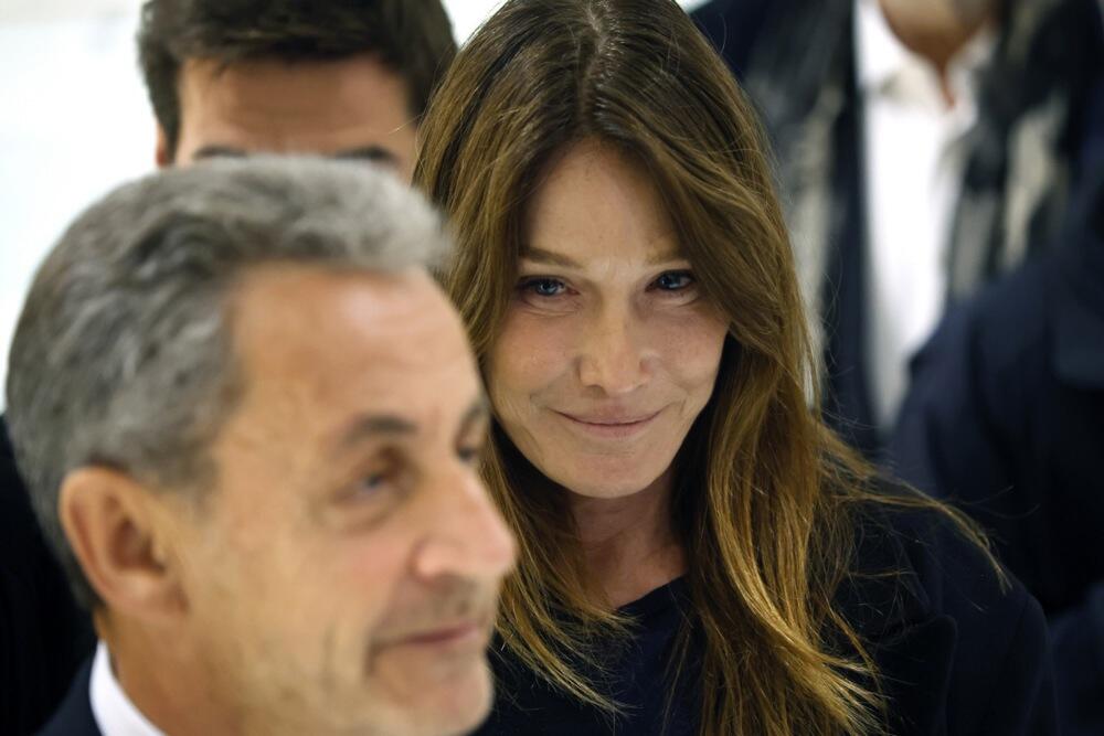 Karla Bruni je sa suzama u očima ispratila muža u zatvor