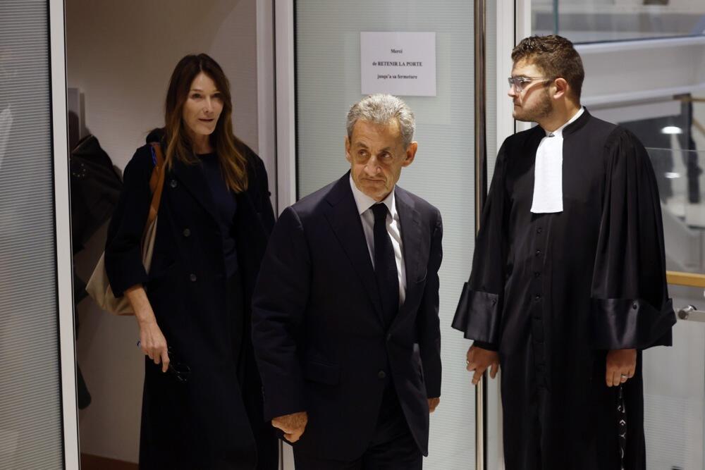 Nikola Sarkozi i Karla Bruni nakon izricanja presude u Parizu