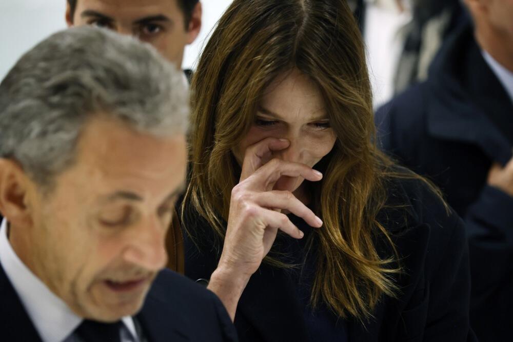 Nikola Sarkozi i Karla Bruni nakon izricanja presude u Parizu