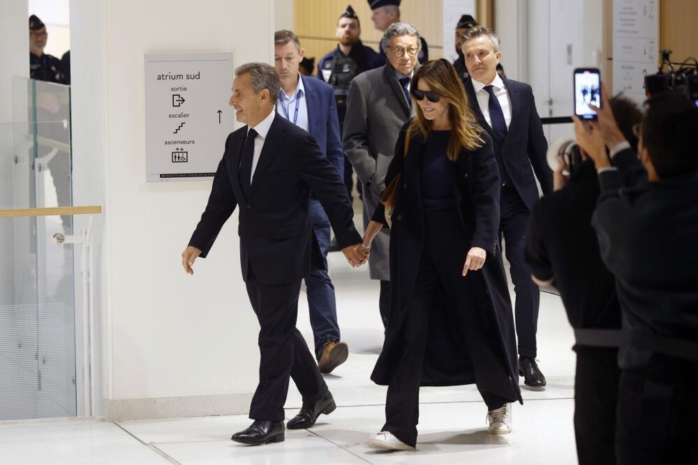 Nikola Sarkozi i Karla Bruni nakon izricanja presude u Parizu