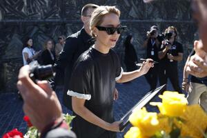 Da li biste ih nosili? Dženifer Lorens u najčudnijoj obući za jesen, o kojoj ćete sigurno imati mišljenje