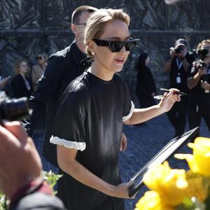 Da li biste ih nosili? Dženifer Lorens u najčudnijoj obući za jesen, o kojoj ćete sigurno imati mišljenje