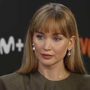 Modni promašaj glumice na crvenom tepihu: Džemper koji se odlično slaže uz farmerice & boho šik nezgrapna suknja