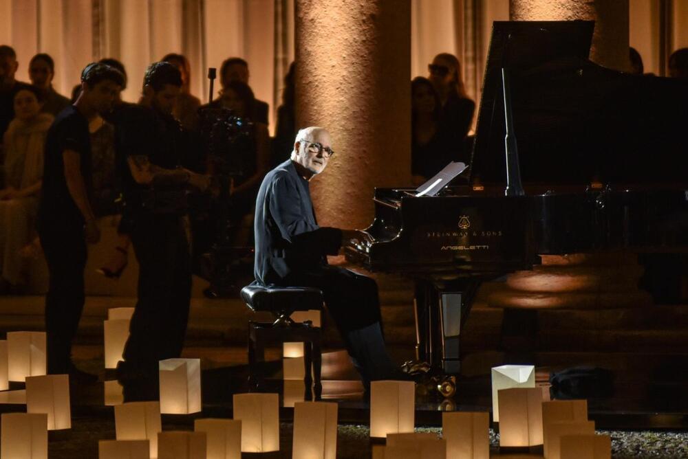 Revija je počela uz klavirsku pratnju uživo