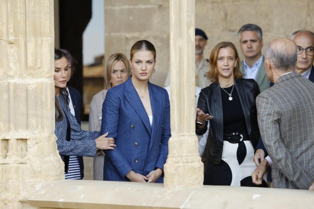 <p>Mlada naslednica trona odlučila se za tamnoplavu kombinaciju koju je iznela sa mnogo samopouzdanja</p>