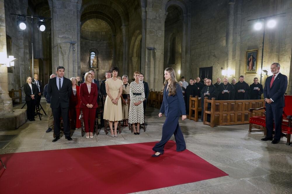 <p>Mlada naslednica trona odlučila se za tamnoplavu kombinaciju koju je iznela sa mnogo samopouzdanja</p>