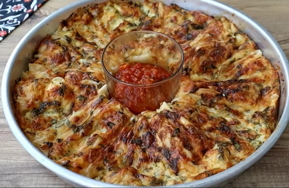 Slasna domaća turska pita s rupom za umak