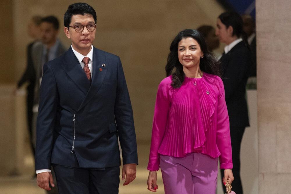 Predsednik Madagaskara Andri Radžoelina sa suprugom Mijali tokom Olimpijskih igara u Parizu