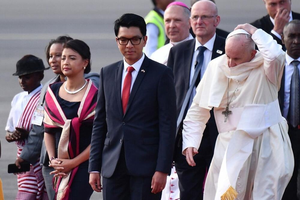 Predsednik Madagaskara Andri Radžoelina sa suprugom Mijali i papom Franjom