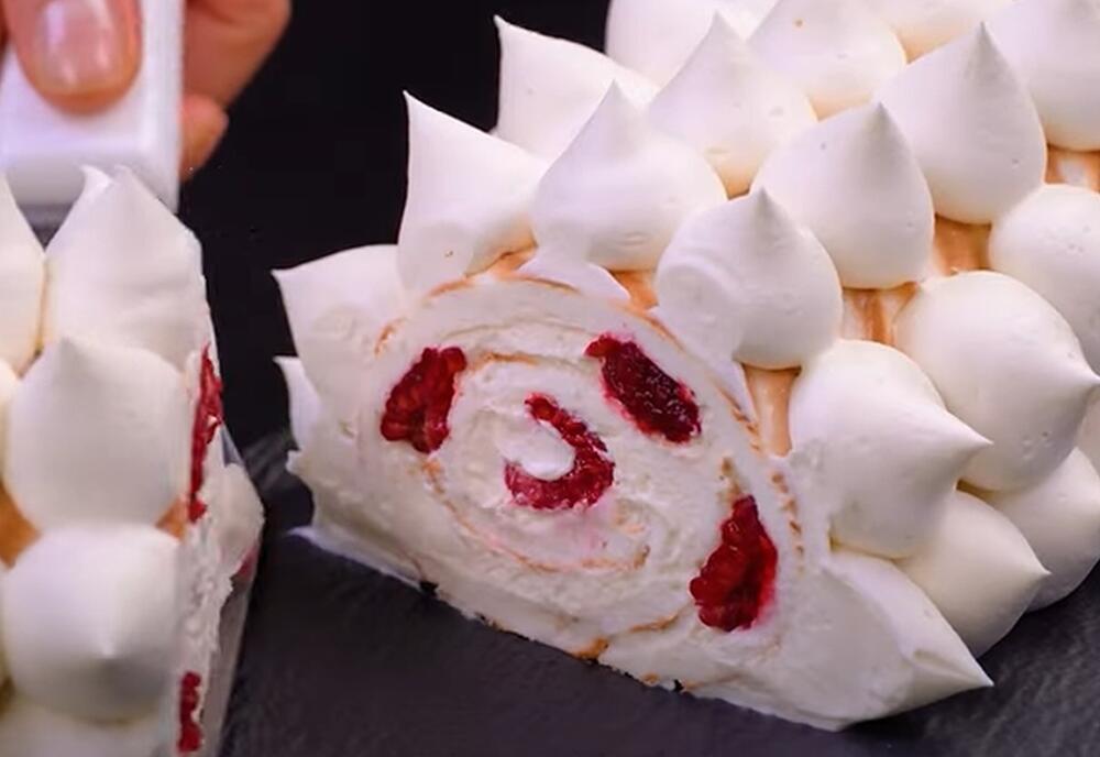 Voćni rolat sa malinama