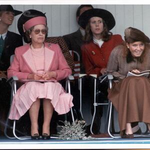 Svet ju je zvao CRVENOM ĐAVOLICOM, a svekrva savetovala: Zamršen odnos kraljice Elizabete s najozloglašenijom snahom