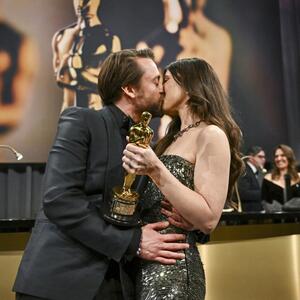 On je njoj obećao Oskara, ona njemu treće dete! Supruga holivudskog zavodnika pokazala trudnički stomak i ispunila reč