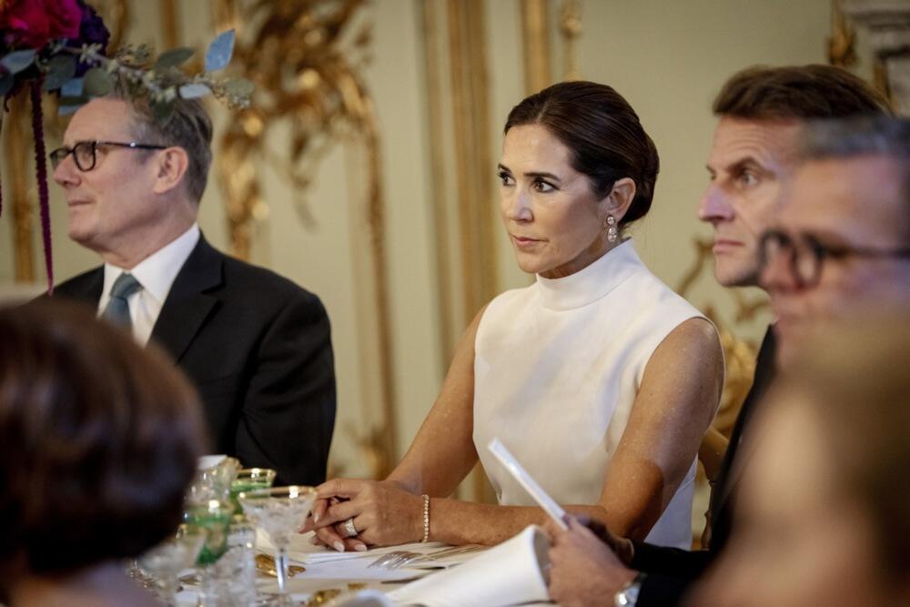 Danska kraljica Meri u društvu britanskog premijera Kira Starmera i predsednika Francuske Emanuela Makrona