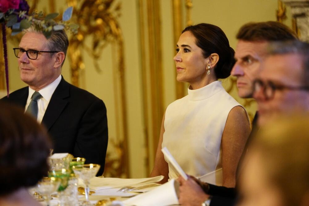 Danska kraljica Meri u društvu britanskog premijera Kira Starmera i predsednika Francuske Emanuela Makrona