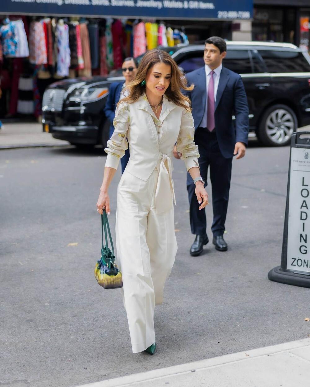 Jordanska kraljica na efektan način 'razbila' monohromatsko modno izdanje