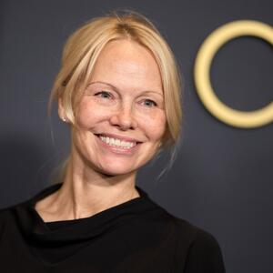 Za 24 sata – dva potpuno drugačija izdanja: Pamela Anderson oduševila transformacijom, a svi gledaju njenu frizuru
