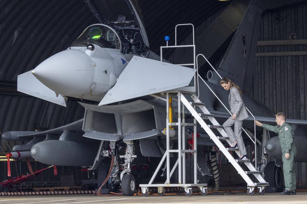 Kejt Midlton silazi niz stepenice unazad na štiklama