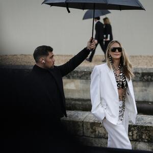 Smelo izdanje oskarovke kojim je bacila Pariz na kolena! Ekstravagantna kombinacija koja pomera granice mode