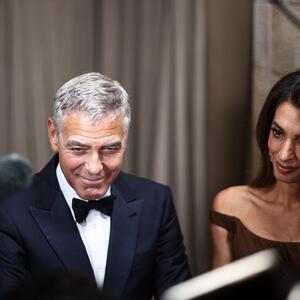 Čokoladna fantazija u duhu starog Holivuda: Glamurozno izdanje Amal Kluni pred kojim je London uzdahnuo