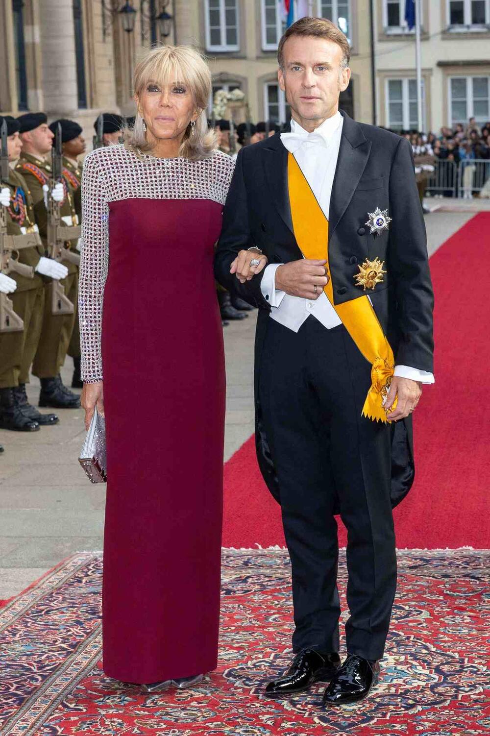 <p>Prva dama Francuske oduševila u svedenoj bordo haljini na gala večeri u Luksemburgu.</p>