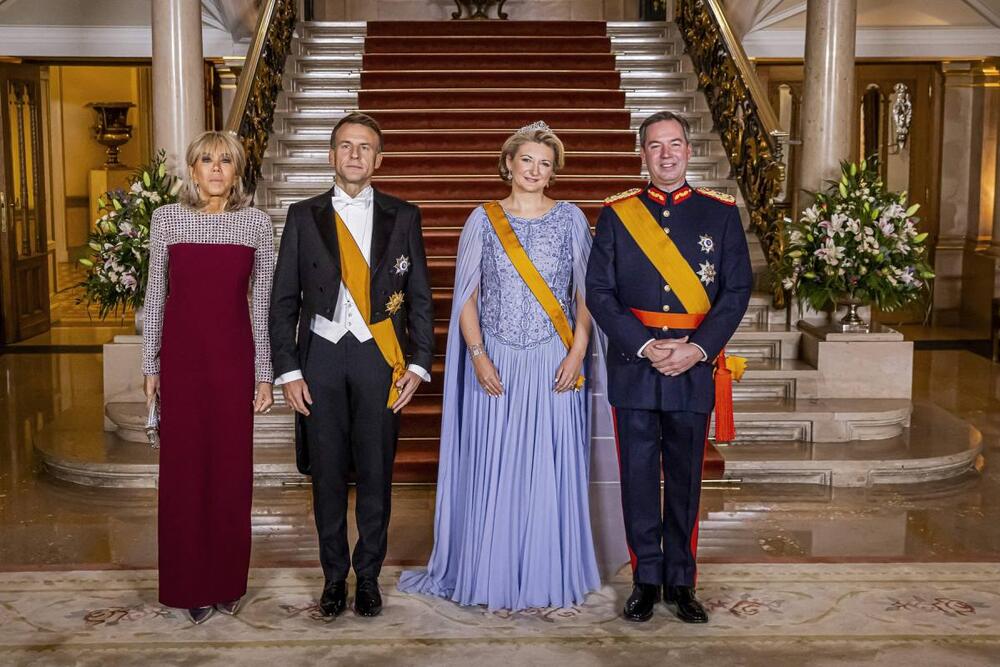 <p>Prva dama Francuske oduševila u svedenoj bordo haljini na gala večeri u Luksemburgu.</p>