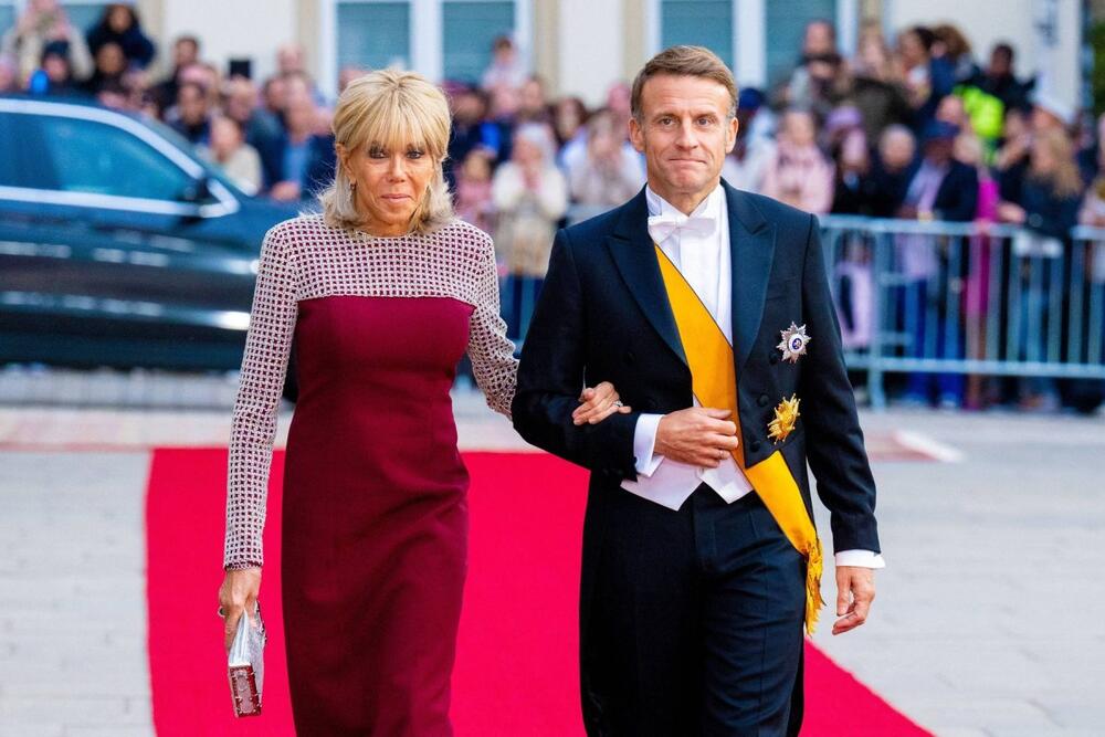 <p>Prva dama Francuske oduševila u svedenoj bordo haljini na gala večeri u Luksemburgu.</p>