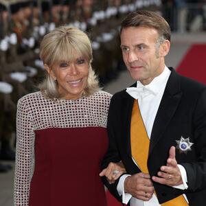 Laska svakoj figuri, otmena je & suva moć: Brižit Makron održala modnu lekciju u haljini koju bi nosila i Kejt Midlton