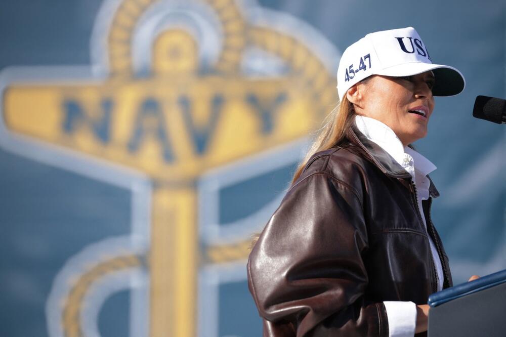 <p>Pilotski stil Melanije Tramp kao savršena inspiracija za jesenje modno izdanje</p>