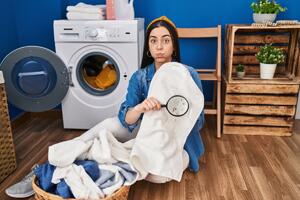 Kako ukloniti stare fleke sa odeće? Nestaće čak i one koje ste zapekli sušenjem veša u sušilici na visokoj temperaturi