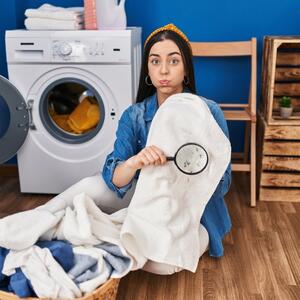 Kako ukloniti stare fleke sa odeće? Nestaće čak i one koje ste zapekli sušenjem veša u sušilici na visokoj temperaturi