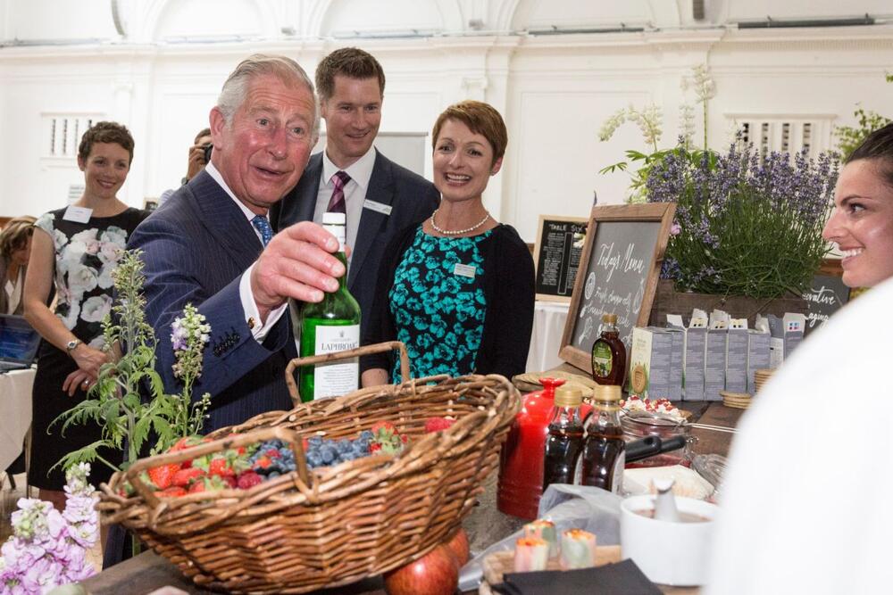 KRALJ ČARLS JEDE AVOKADO ZA RUČAK 