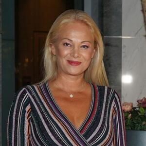 Neobični zlatni ukrasi izmamiće vam osmeh: Novogodišnja jelka u domu Ilde Šaulić jedna je od najlepših koje ćete videti