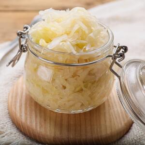 Kiseli kupus u tegli, imunobomba koju svaka kuća treba da proba: Fermentiše se u svom soku, ukusan je i traje dugo