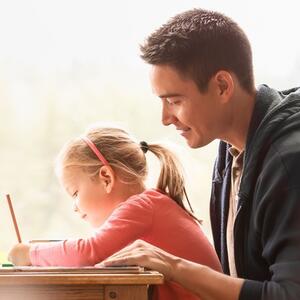 Šta kad deca neće rade domaći? 5 načina da im roditelji pomognu, a da ne završe sve umesto mališana