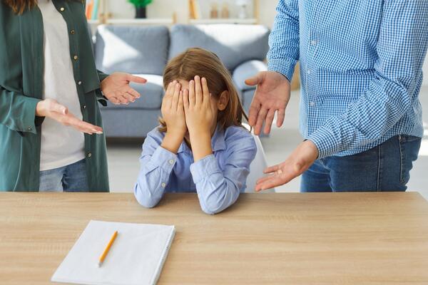 Kako da dete uradi domaći zadatak bez svađe i iscrpnog nagovaranja? Psihološki "trik" od 10 sekundi će vam pomoći u tome