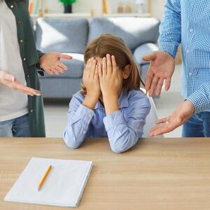 Kako da dete uradi domaći zadatak bez svađe i iscrpnog nagovaranja? Psihološki "trik" od 10 sekundi će vam pomoći u tome