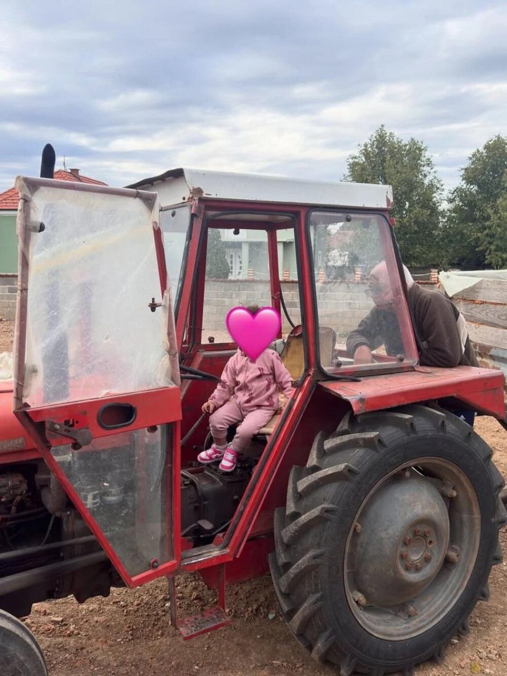 <p>U domu naše glumice i njenog muža sprema se zimnica, a najviše se uživa u ajvaru, koji obožavaju svi članovi porodice </p>