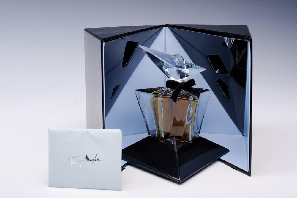 Mugler Angel ima ekscentričnu i elegantnu bočicu kakva se očekuje od ovog brenda