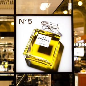 I da ih kupite ne znajući kako mirišu, nećete pogrešiti: 5 parfema koji će zauvek ostati moderni, hipnotišući i voljeni