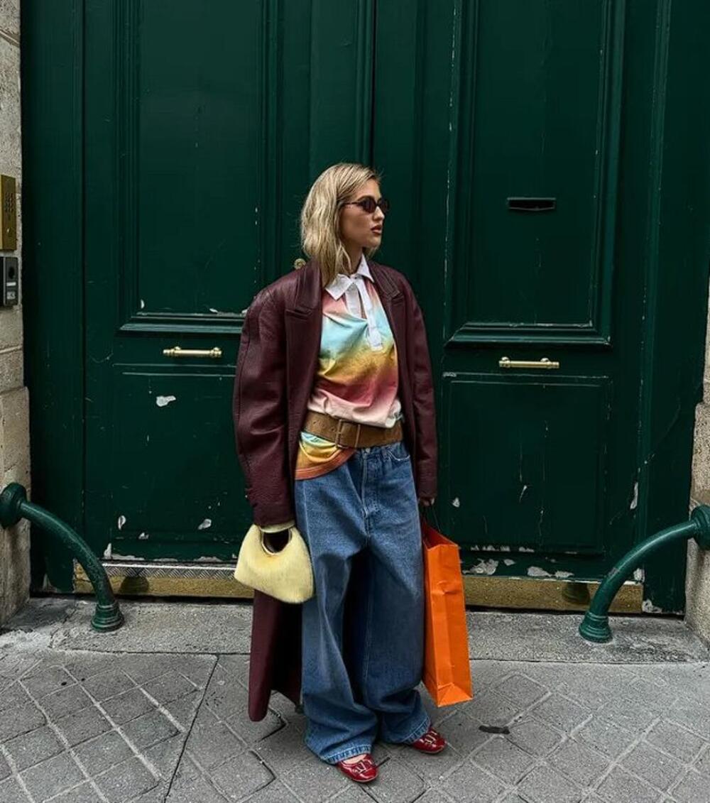 Bordo kaput može da posluži kao neutralna podloga za raznobojne i svetlucate kombinacije