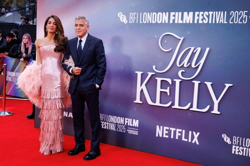 <p>Na nekom bi spoj šljokica, perja i resica izgledalo kič, ali Amal Kluni stoji neprikosnoveno.</p>