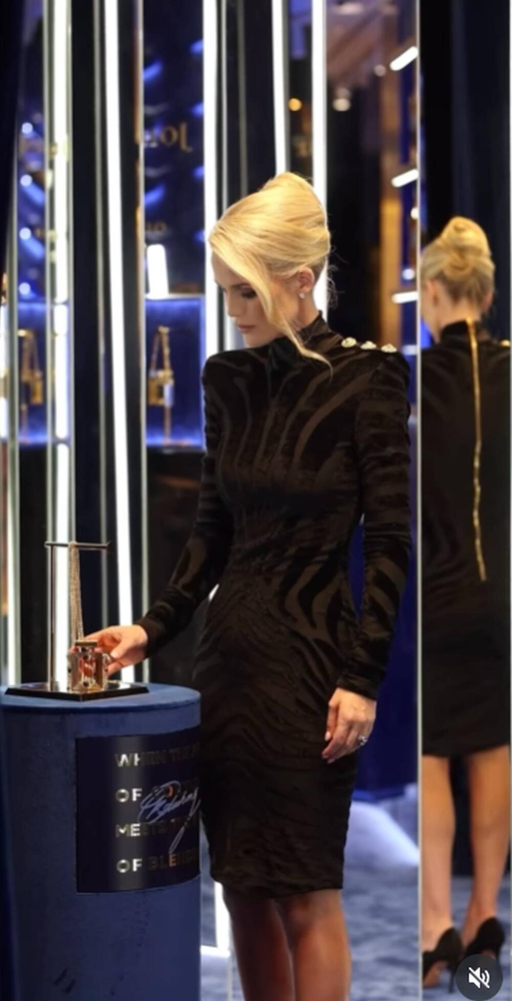 Kiti Spenser u midi haljini sa printom zebre