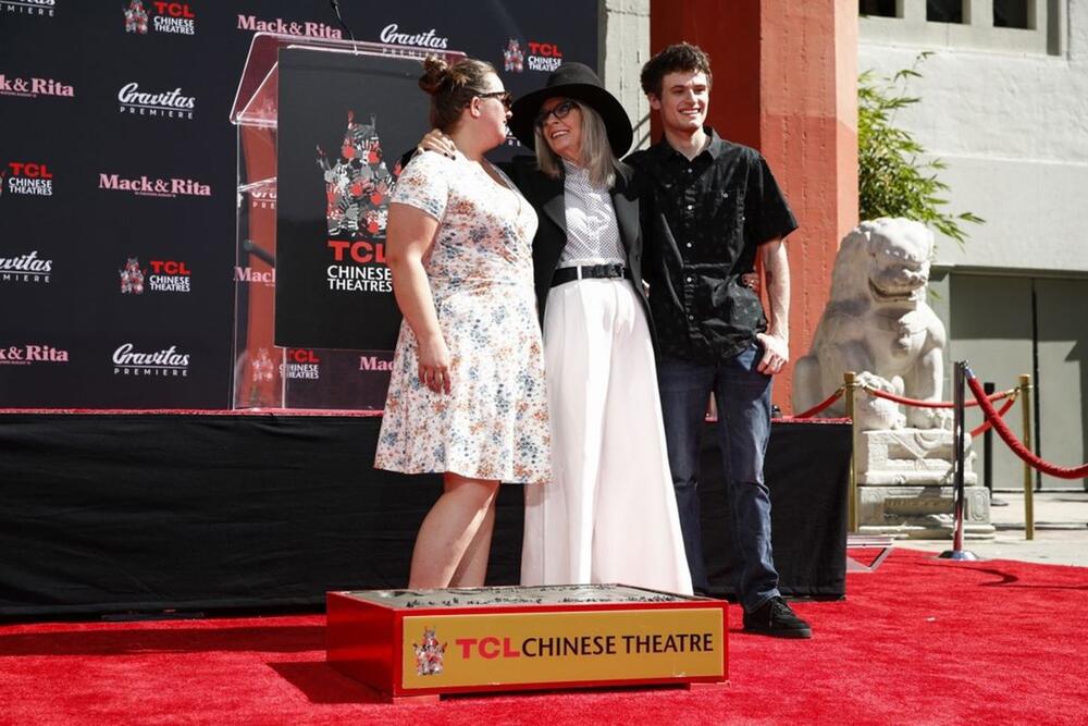 <p>Glumicu Dajen Kiton pamtićemo po brilijantim ulogama, osmehu i neponovljivom stilu kojim je inspirisala žene širom sveta da budu svoje i ne povinuju se pravilima.</p>