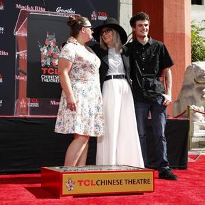 Ko su usvojena deca Dajen Kiton? Nije želela porodicu, a onda joj je majčinstvo u 51. godini potpuno promenilo život