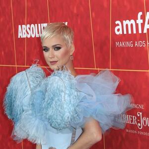 Više ne žele da kriju svoju romansu: Slavna pevačica i političar uhvaćeni kako razmenjuju nežnosti na jahti