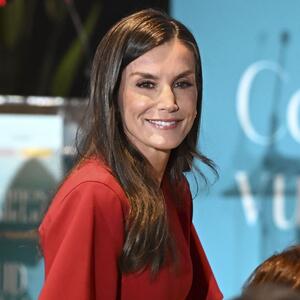 Košta manje od 50 €, skriva višak i "tanji" struk: Kraljica Leticija u haljini sa svojim imenom poslala važnu poruku