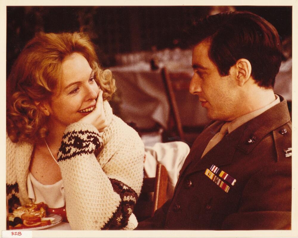 Dajen Kiton i Al Paćino kao Kej i Majkl Korleone u filmu 'Kum'